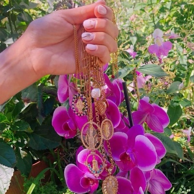 Colares dourados - Santas, cruz e coração