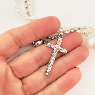 Colar triplo cruz,  em aço e pérolas sintéticas - prateado