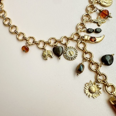 Colar dourado com elos redondos e vários pendentes coloridos