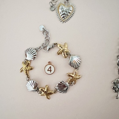 Pulseira com pingentes de estrela do mar dourada e concha prateada