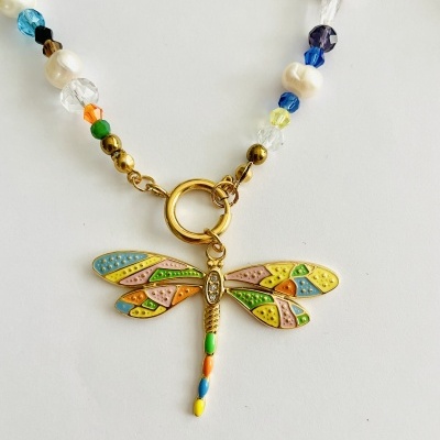 Colar colorido com pendente de libélula detalhada