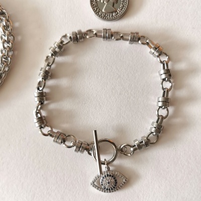 Pulseira prateada com pendente olho e fecho em T