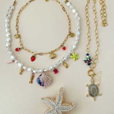 Colar pérolas , colar morangos ou colar tartaruga