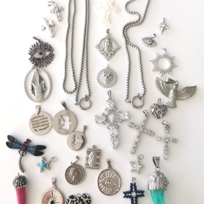 Corrente prateada  em aço, com fecho. Sem pendente