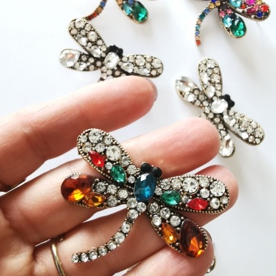 Broches em forma de libélula com pedras brilhantes coloridas