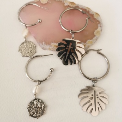 Brincos prateados em aço