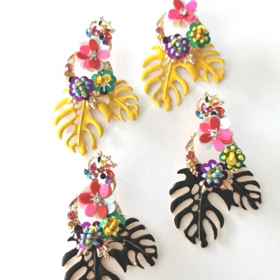 Brincos flores e folha preta e amarela