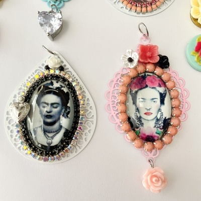 Medalhões personalizados e únicos ❤️ 🌹Frida #26