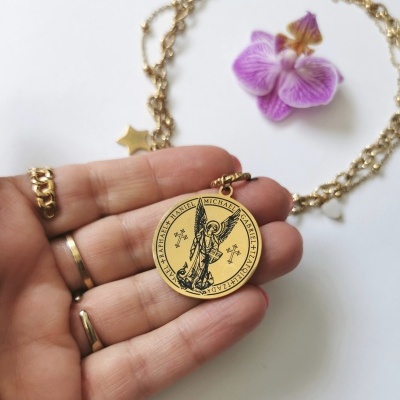 colar dourado com medalha redonda com imagem de anjo e texto MICHAEL ARKANAIEL