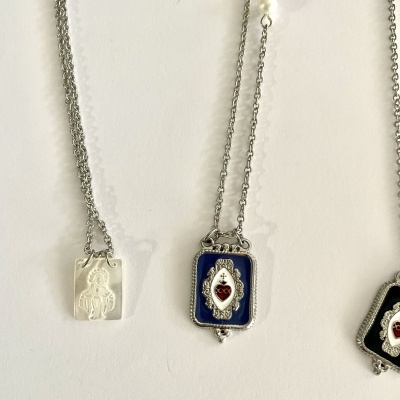 Escapulários prateados