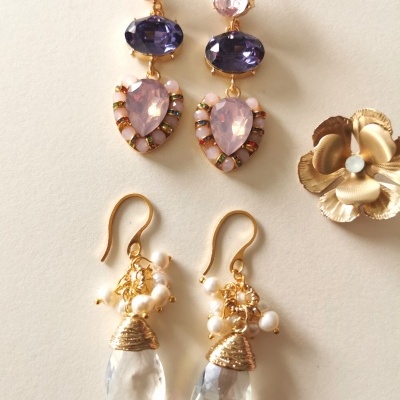Brincos rosa e lilás e pérolas e cristal