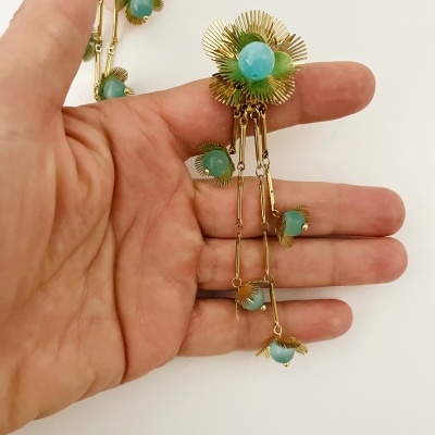 Brincos flores com pedrinhas azuis