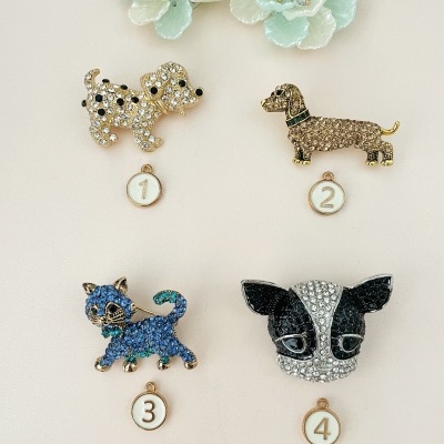 Broches decorativos de animais e flores com números 1 a 4