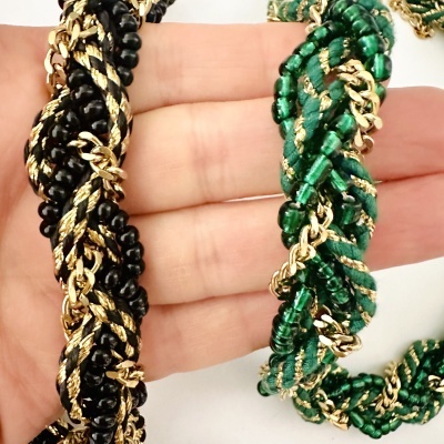 Duas pulseiras trançadas com contas negras e verdes e fios dourados.