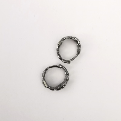 Anel prateado com design entrelaçado em fundo branco