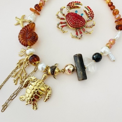 Colar Tartaruga e praia  - tom marfim e âmbar