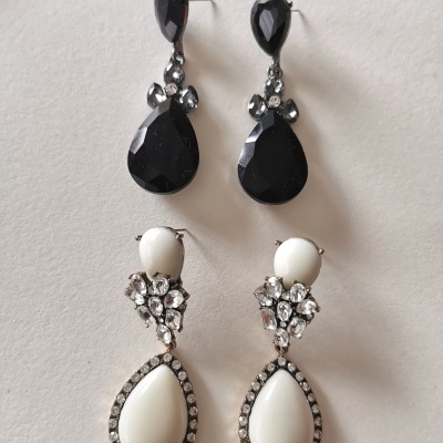 Brincos pretos e brancos