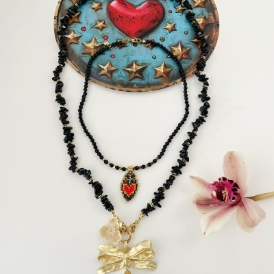 Colar laço ou colar sagrado coração