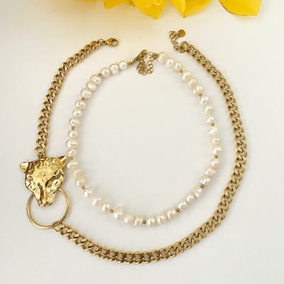 Colares dourado e de pérolas com flores amarelas