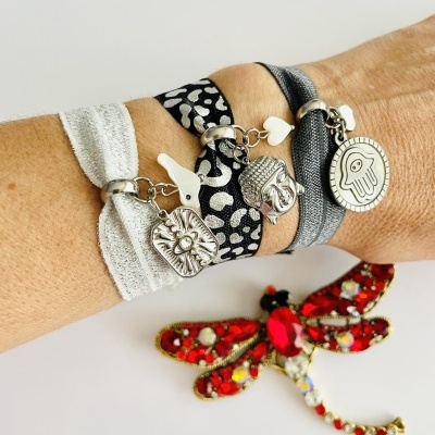 Pulseiras elásticas com pendentes metálicos e broche de libélula decorativa vermelha