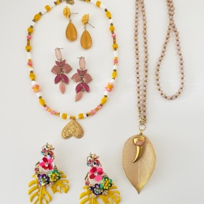 Colar  coração invertido ou colar folha com chifre