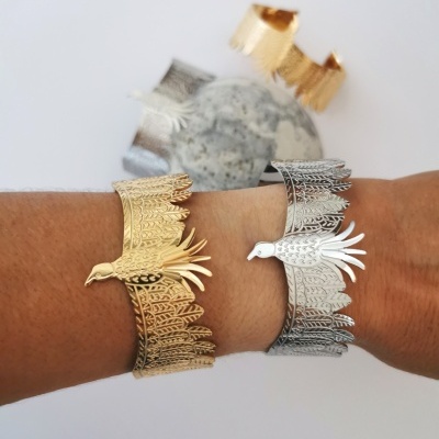 Pulseiras em metal dourado e prateado em forma de águia com detalhes gravados
