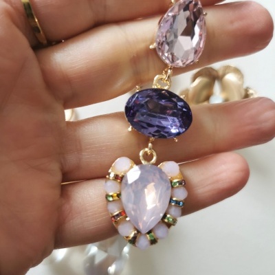 Brincos rosa e lilás e pérolas e cristal