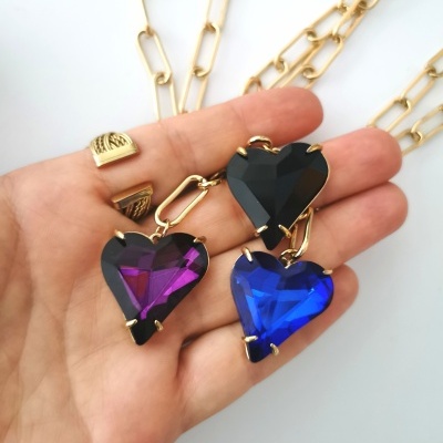 Colares coração, em aço e vidro