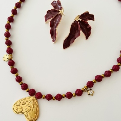 Colar pedras naturais bordeaux - coração invertido