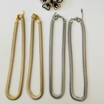 Gargantilhas douradas e Prateadas