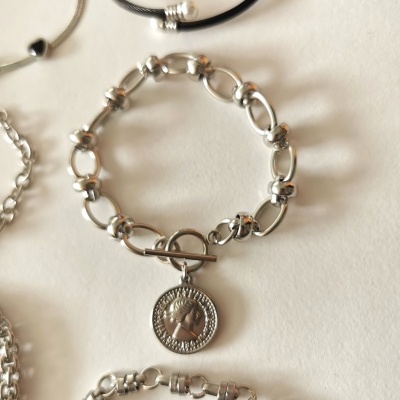 Pulseira prata com medalha redonda pendurada