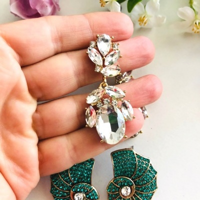 Brincos verdes e transparentes