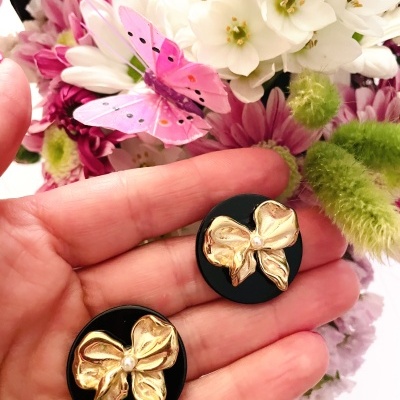 Brincos redondos laço