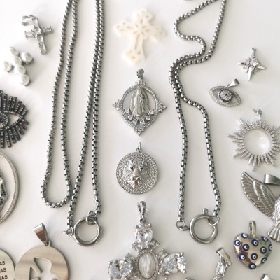 Corrente prateada  em aço, com fecho. Sem pendente