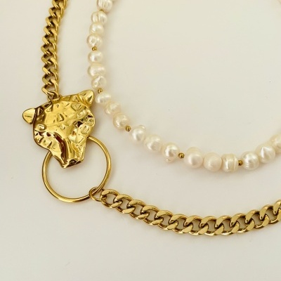 Colares dourado e de pérolas sobre fundo branco