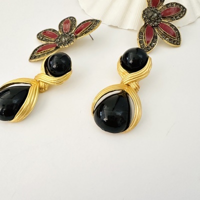 Brincos pretos ou flor bordeaux