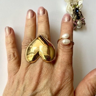 Mão com anéis e unhas pintadas