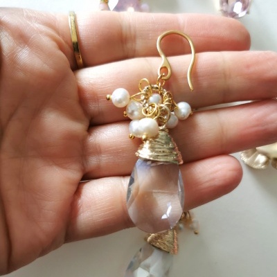 Brincos rosa e lilás e pérolas e cristal