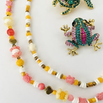 Colares tons rosa, amarelo e branco