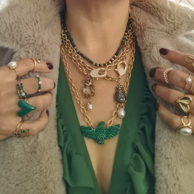 Colares tons verde 🤍 Fénix pedra natural e Besouro