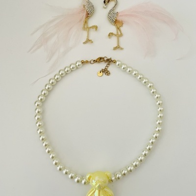 Colar pérolas com ursinho - amarelo