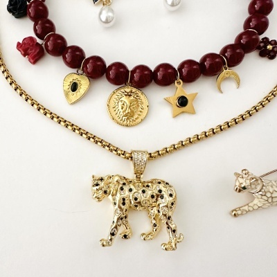 Conjunto de bijuterias com colar e pulseira de contas e pendentes