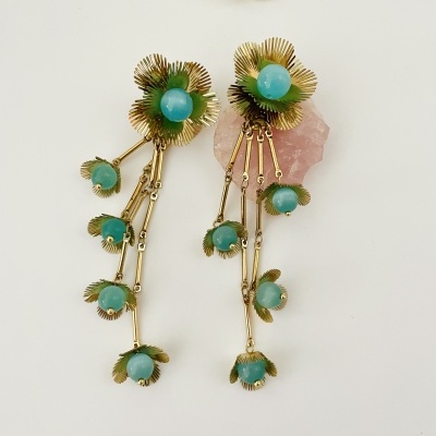 Brincos flores com pedrinhas azuis