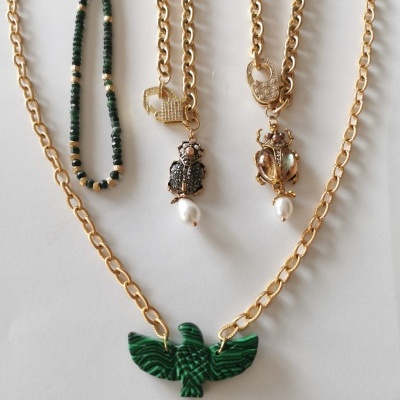 Colares tons verde 🤍 Fénix pedra natural e Besouro