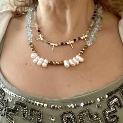 Colar de pedras e libelinhas