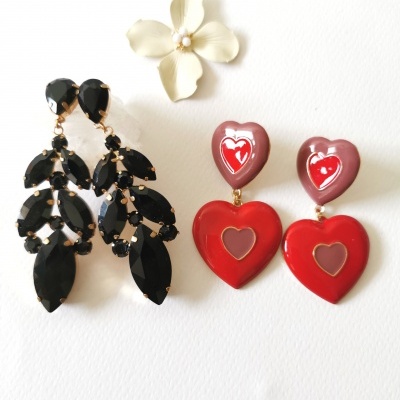 Brincos pretos e vermelhos