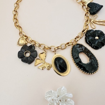 Colar dourado com pendentes pretos e detalhes dourados