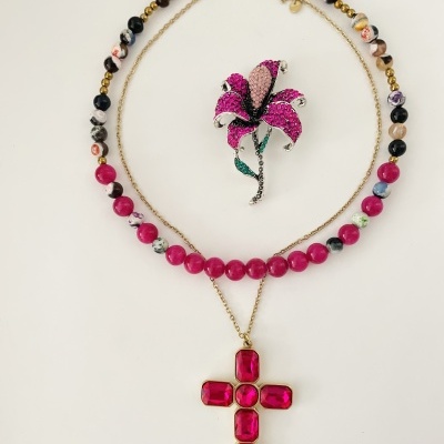 Colar duplo cruz rosa