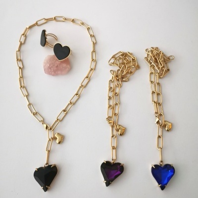 Colares coração, em aço e vidro