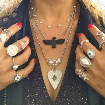 Colares tons pretos  e prateados 🤍 Pérolas, Fenix, Panteras com coração